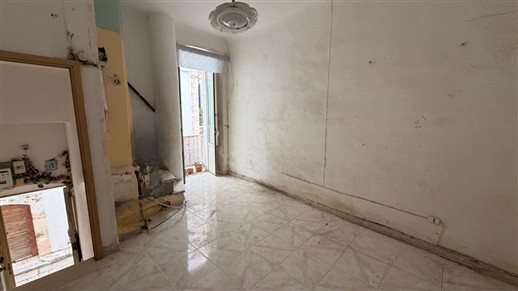 Casa Indipendente Su 3 Livelli Oltre Locale Al Piano Terra e Cantina.